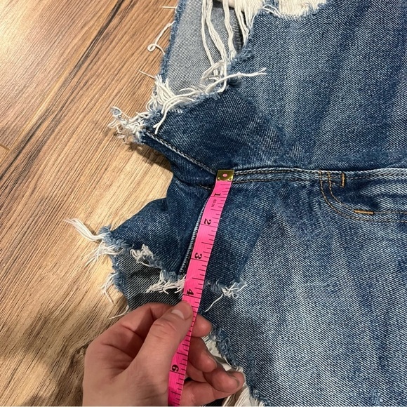 Abercrombie & Fitch Destroyed Mid Rise Boyfriend Cutoff Short - Picture 4 of 6